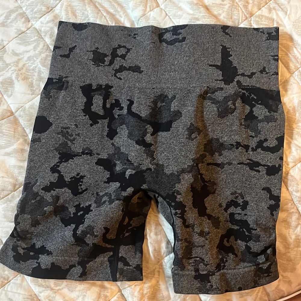 Amazon gym biker shorts camo size medium